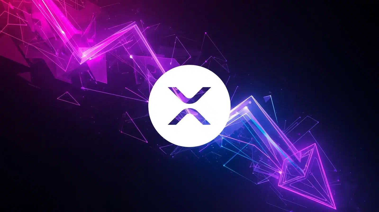 XRP logosunun beyaz bir daire içinde ortada yer aldığı, koyu arka plan üzerinde neon mor ve mavi parlayan geometrik çizgilerin keskin bir aşağı yönlü ok oluşturduğu soyut dijital illüstrasyon; fiyat düşüşünü veya piyasa gerilemesini simgeler.
