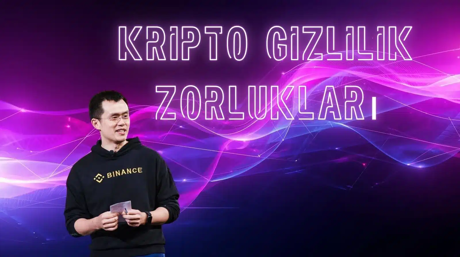 Mor ve pembe tonlarda soyut dalga desenli bir arka plana sahip tanıtım görselinde, büyük ve parlak harflerle “Kripto gizlilik zorlukları” yazısı yer alıyor. Sol tarafta, siyah bir Binance hoodie’si giyen bir adam sahnede konuşurken elinde notlar tutuyor; arka planda canlı ve teknoloji temalı bir tasarım bulunuyor.